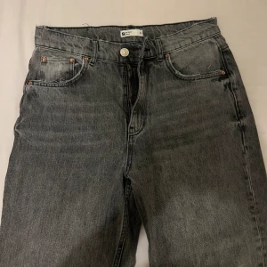 Jeans - Typ midwaist med raka ben, perfekt längd på mig som är 168cm! De har blivit för små för mig så kan tyvärr inte skicka egna bilder men hittade en bild från hemsidan som jag tror liknar 🙌
