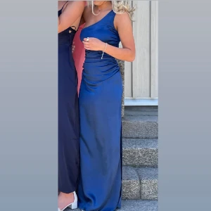 Balklänning  - En jätte fin balklänning som är använd en gång❤️kom priv för mått och fler bilder. Är runt 1.60 lång!  