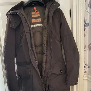 Parajumpers jacka  - Brun Parajumpers jacka säljes, välvårdad storlek s. 