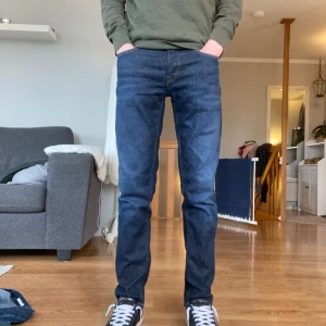 Replay jeans - Säljer dessa mörkblåa replay jeans❗️Storleken är 28/30❗️Jeansen är i mycket bra skick och inte använda så länge❗️
