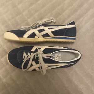 Vintage Onitsuka Tigers  - Så fina Onitsuka Tigers hittade second hand, säljs tyvärr då dom var för stora för mig. Storlek 37,5 men jag skulle säga att dom passar en 38a. Pris kan diskuteras 