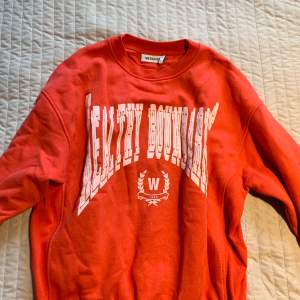 Jättefin röd sweatshirt från weekday i storlek S
