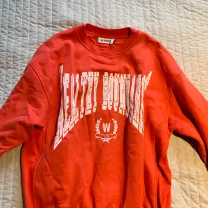 Jättefin röd sweatshirt från weekday i storlek S