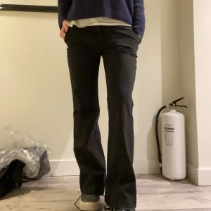 Lågmidjade kostymbyxor - Lågmidjade kostymbyxor från H&M!!! Super sköna och så najs passform 🥰🥰