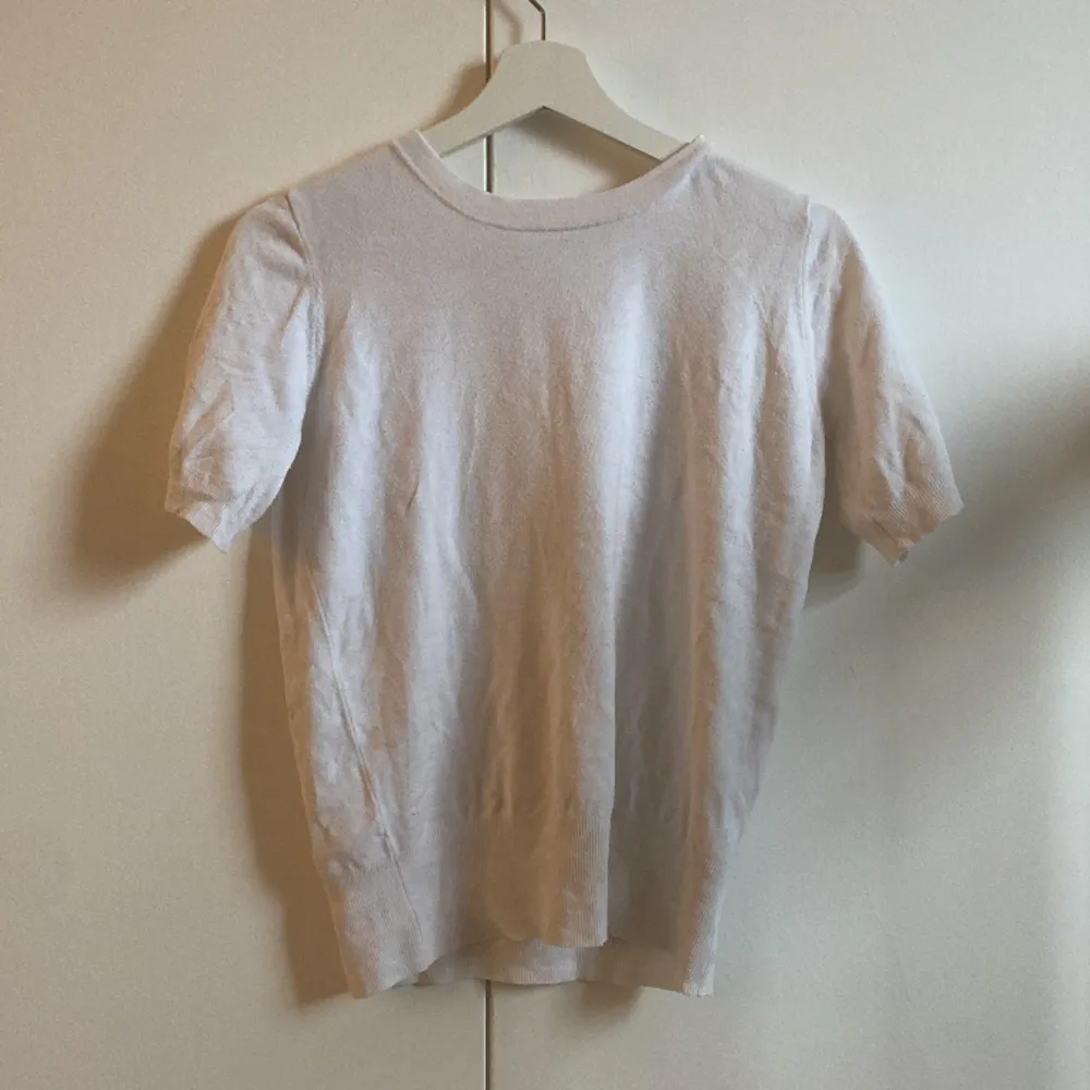 Säljer denna kortärmade stickade t shirten från zara💕🫶. T-shirts.
