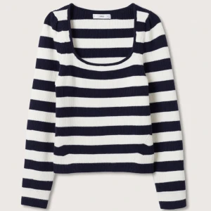 Randig tröja  - Fin randig tröja ifrån Mango, urringad och inga defekter, säljer då den inte kommer till användning, hör av diig vid frågor/intresse💗frakt tillkommer 