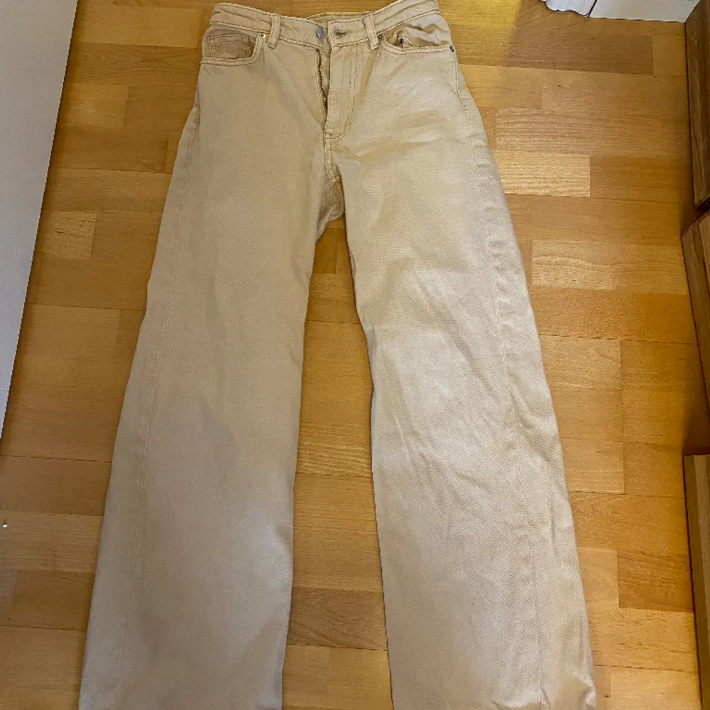 Snygga jeans i storlek 25 från Monki💓 säljer dem för att de är för små. De är i fint skick! Nypris: 400. Jeans & Byxor.