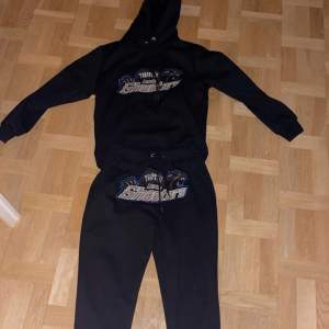 Hej, jag säljer nu denna feta trapstar tracksuit. Byxorna är inte ens använfa 1 gång ute då dom inte satt som jag ville att dom skulle sitta (köpte för liten storlek) tröjan är använd runt 5 gånger.Den har inga skavanker utan är i toppen skick annars