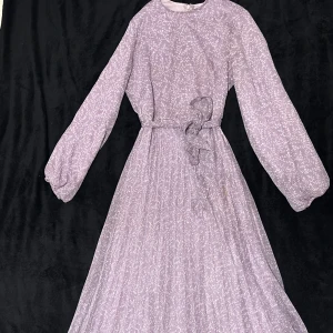 Klänning  - Helt ny klänning använd endast 2 gånger. Passar storlek XS-S