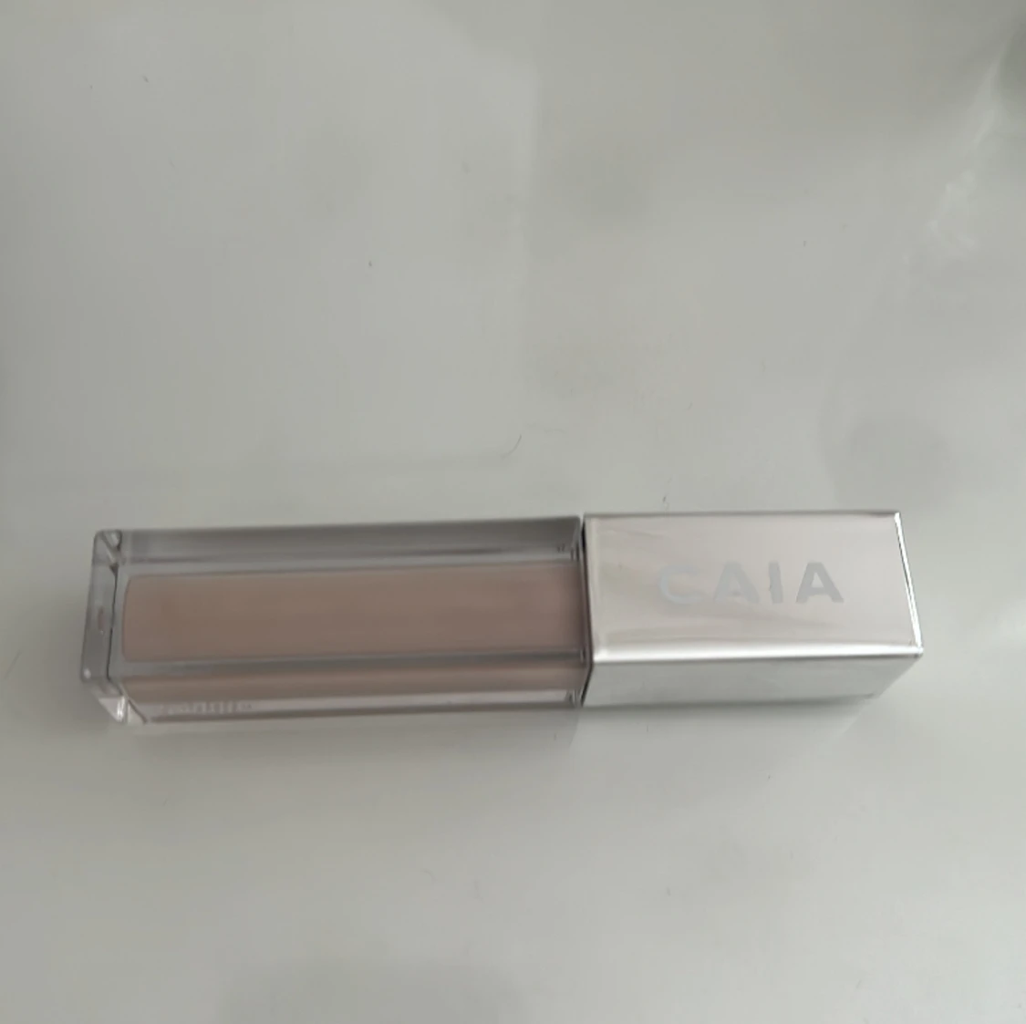 Caia front row concealer 