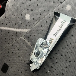 Barbells - Barbell papper till salu (svaret är nej den kan inte rappa bara för att den har ”bar” i namnet). Pappret besitter ett relativt högt värde pga en av ägarna har knaprat på den! 55g Gains (no gain, no pain)