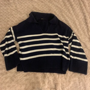 Tröja  - Säljer nu den här tröjan från Gina Tricot då jag tycker den är för stor på mig. Det är en super fin tröja vringad tröja utan några defekter. 