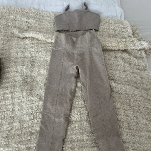 Aimn set - Säljer ett Aimn set i modellen Luxe seamless färgen beige i storlek 36. Bra skick💕  Köparen står för frakten.