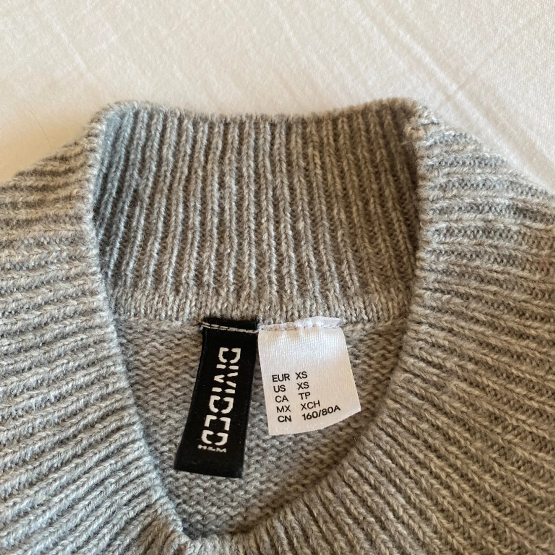 Grå stickad tröja - 90