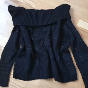 Stickad off-shoulder - En svart stickad off-shoulder! 