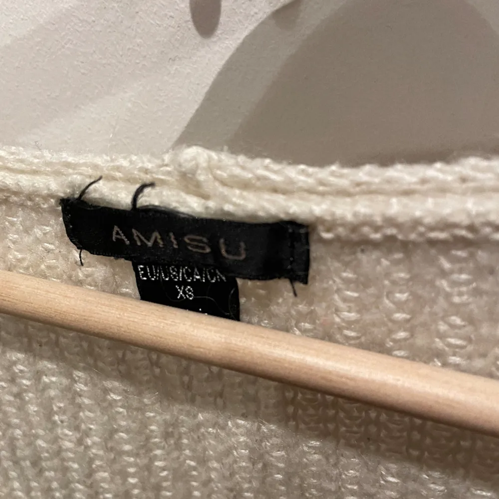 Denna enkla och varma tröja från Amisu är perfekt för det kalla vädret och ser snygg ut med en skit under också. Bra skick, storlek XS/S ✨. Hoodies.