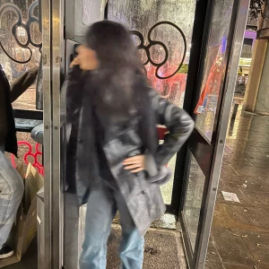 Läderjacka - Riktigt snygg läderjacka som passar vår/höst viben. Jag är 160 för referens. (Jag på bilderna)🖤