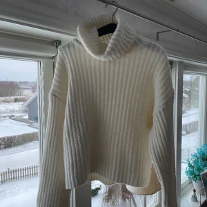 Vit stickad tröja  - Fin stickad tröja från bikbok som inte säljs mer. Använt endast en gång, i bra skick. Köpt för 499kr, Skicka för mer info💞