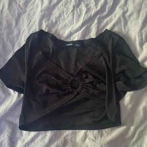Svart sommartröja - Säljer en svart sommar tröja jag inte använt någon gång 