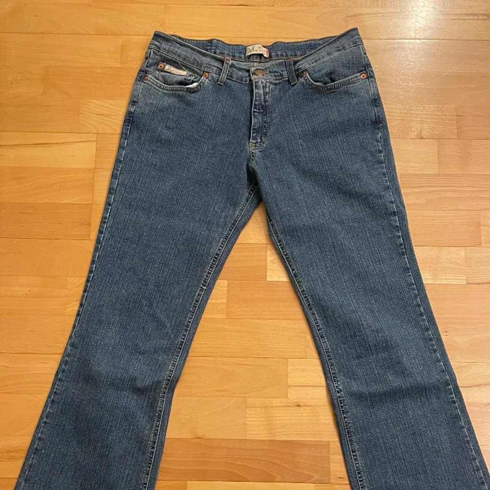 Ett par lågmidjade bootcut jeans köpta här på plick. Jeansen är i gott skick förutom slitningar längst ned på benen. Midjemått: 80 cm Innerbenslängd: 85 cm. Jeans & Byxor.