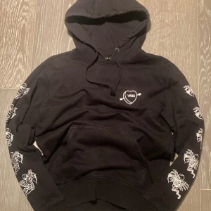 Vans hoodie, Svart  - Super snygg Vans hoodie. Använd någon enstaka gång men så gott som ny! Rökfritt hem