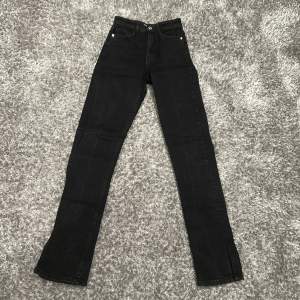 Svarta jeans med slits 