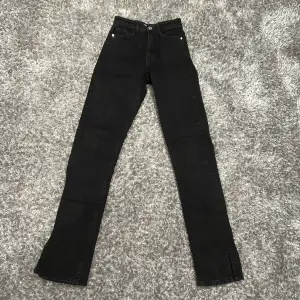 Svarta jeans med slits 