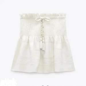 Super eftertraktad somrig kjol ifrån zara❤️Använd Max 3 ggr och i ny skick❤️Säljs inte längre❤️Hör av er vid bilder!