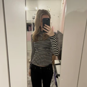 Randig långärmad  - En fin långärmad tunn och randig tröja. Så fin passform!