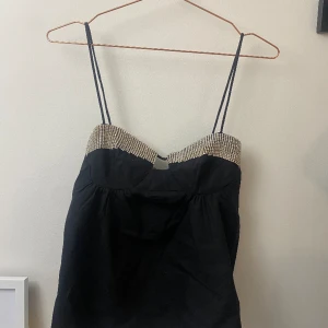Svart fest topp med paljetter/glitter/kristaller från Zara - Super fin topp från Zara, perfekt till fest eller bara vardags 🥰 tyvärr passar den inte mig då den är för liten (har S i vanliga fall) Stämmer i storleken! Enbart provat en gång, prislappen sitter kvar på. Priser går att diskuteras. 