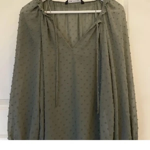 Grön zara blus - Säljer för att den inte kommer till användning ❤️ Jättefint skick!💗💗💗 Skriv om du undrar något ❤️
