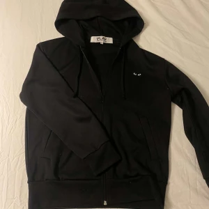 Cdg tröja - Tja säljer denna feta Cdg tröja inga defekter på plagget och är Medium sitter mer åt Small. Äkta såklart, hör av vid funderingar🙌 Pris kan diskuteras