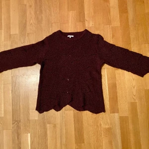 Brun stickat tröja från Rosenbud i storlek M  - En brun stickad tröja i mjuk kvalitet i ledig passform från Rosenbud (köpt på Joy) i storlek M. Tröjan har rund halsringning och lång arm. Den är 66 cm lång. Tröjan är i bra skick och användes ett fåtal gånger. 