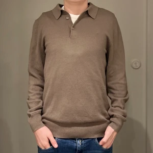 Flippa K tröja - Jag säljer nu denna fina flippa k tröja eftersom den inte längre passar mig. Tröjan köpte jag på NK nyligen för 1750 kr. Den är väldigt snygg och skön. Skriv för flera bilder och köpare står för frakten. Inga hål eller skador finns på tröjan. 