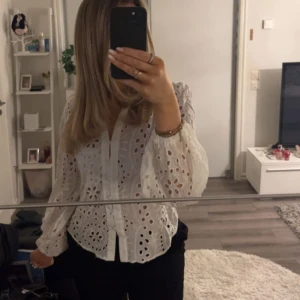 Vit blus - Säljer denna superfina blusen i stl M, helt ny med lapp på💕💗🩷