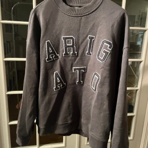 Axel Arigato tröja grå - Superfin Arigato tröja i nyskick! Nypris ca 2000kr Skriv för fler bilder eller frågor;) 