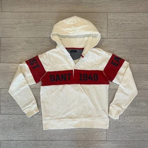 Gant - Chest Stripe Heavy Rugger Hoodie - Säljer denna Gant hoodie. Den har aldrig använts, och den befinner sig i ett 10/10 skick. Köptes för 900kr, och passar bra för människor som är 170-176 cm långa (storlek M). Om ni har några funderingar - bara att höra av sig! 
