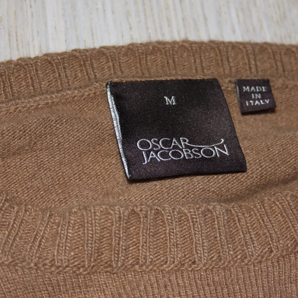Säljer denna feta och bekväma tröja från Oscar Jacobsson, då den har blivit för liten.  Fint skick . Tröjor & Koftor.