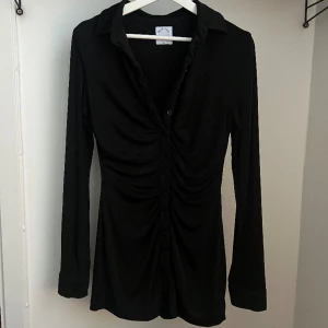 With jean klänning - Svart klänning ifrån with jean, jättefint skick och skönt och fint material. Org pris 2500kr