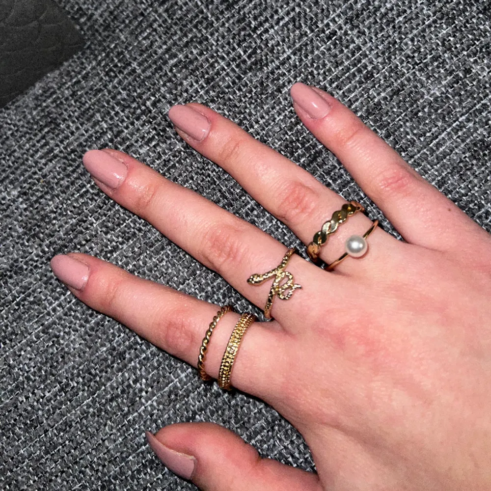 Säljer dessa guldfärgade ringar då de är för stora på mig🥲 Kan köpas en och en men säljs huvudsakligen som bunt! Oanvända🤗  Storlek som brukar passa på mig är 18/M och dessa är en halv - en hel storlek större!. Accessoarer.