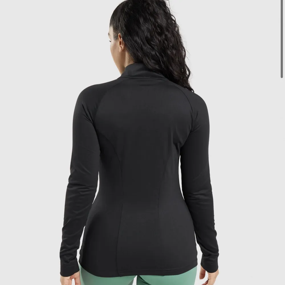 Super snygg gymshark tröja som säljs pågrund av den är för stor. Formar kroppen och ger illusion av mer kurver. Den är använd men skicket är frf väldigt bra. Nypris 499kr💗. Hoodies.