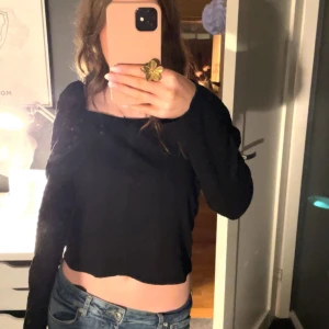 Svart blus  - En svart hm blus som använts ett par gånger. Inga defekter. Skriv vid frågor. 💕