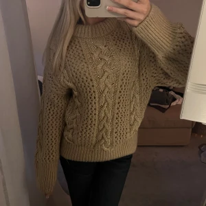 Stickad tröja - Säljer denna jättefina stickade tröjan från zara med glittriga ränder, använd en gång💞✨