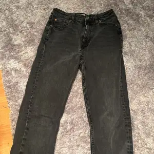 Ginarricot Perfect jeans, storlek 36. Mörkgrå  Hyfsat använda men inget synligt slitage.