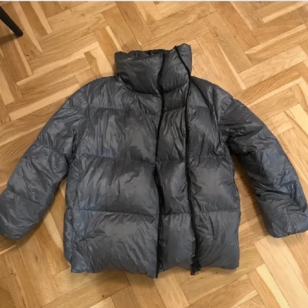 Slutsåld populär Massimo Dutti grå jacka. Bra skick och lite fläckig från regn. Köpt för 2000kr. Jackor.