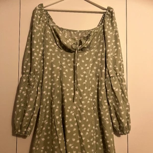 Ljus grön Klänning  - Mycket bra skick, tyvärr aldrig använd. Fin sommar klänning med vita blommor på.