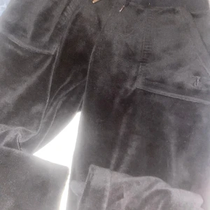 Juicy byxor  - säljer dessa svarta juicy byxorna i xxs. Ena metall saken på ena snöret är borta annars är de i bra skick, skriv till mig för mer bilder  Kommer inte till användning; nypris 1100kr