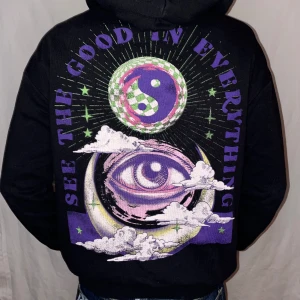 Tjocktröja  - Storlek=M Modellen är 1,88cm 