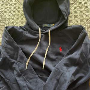 Mysig mörkblå hoodie från Ralph Lauren  Storlek L 100:- exkl. frakt