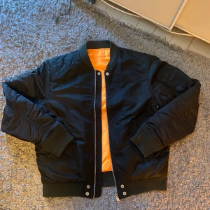 Diesel Reversible Bomber Jacka  - Otroligt fet två-sidig bomber jacka från Diesel med stor print på baksidan. Perfekt för våren ju.  Jackan har flera repor(bild 2) men inget som syns utan direkt ljus utan ser bara snyggt ut enligt mig. DMa om frågor eller mer bilder 😮‍💨